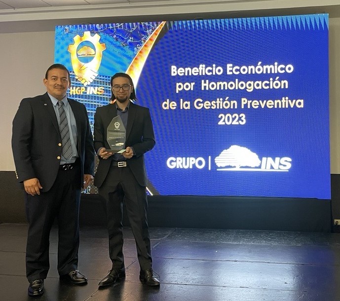 Foto de los ganadores recibiendo el premio