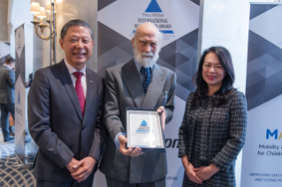 His Royal Highness Prince Michael of Kent presents the award to Paul Choo and Mei Ling Tan of BSAPIC.